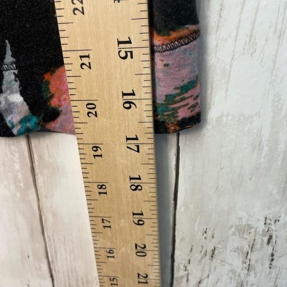 Simply Vera Vera Wang Green Black Graphic T-Shirt size medium - Picture 6 of 6